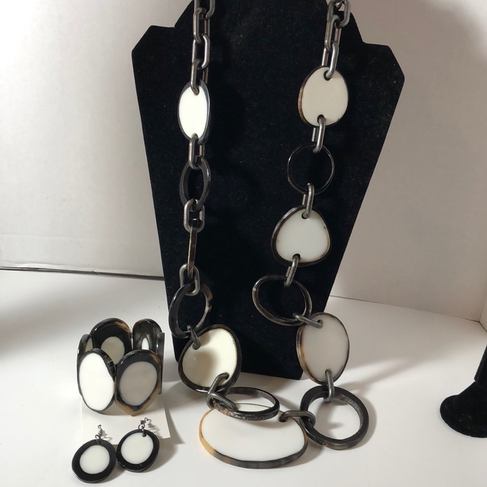 Mambi collectible designer inspired necklace bracelet earrings.New ,A set of 3